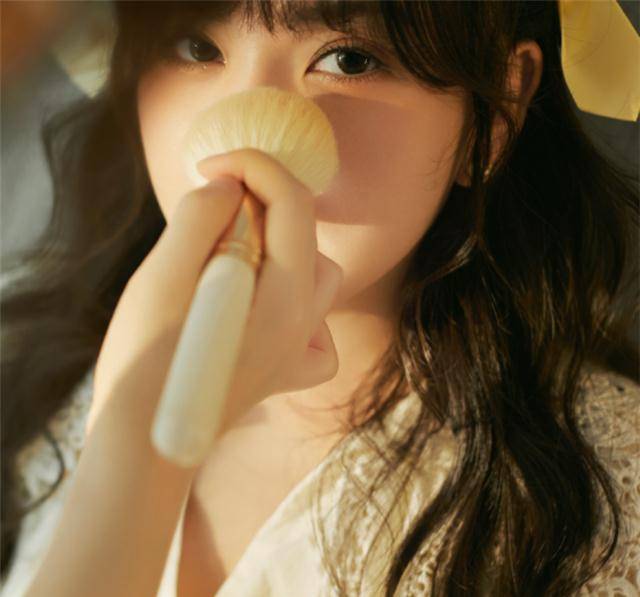 因为|小团团晒零食曝光真实身形,看到她的膝盖粉丝心疼:这也太瘦了