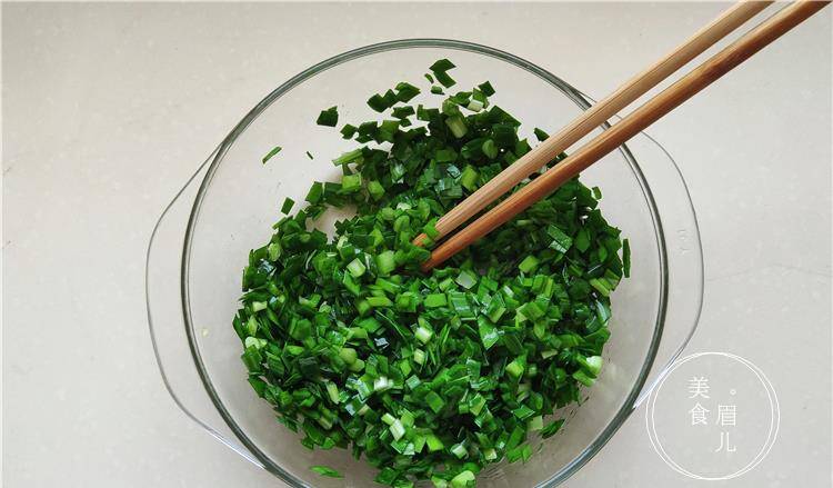 盒子|韭菜盒子新做法,不和面不揉面,煎2分钟出锅,外焦里嫩皮薄馅大