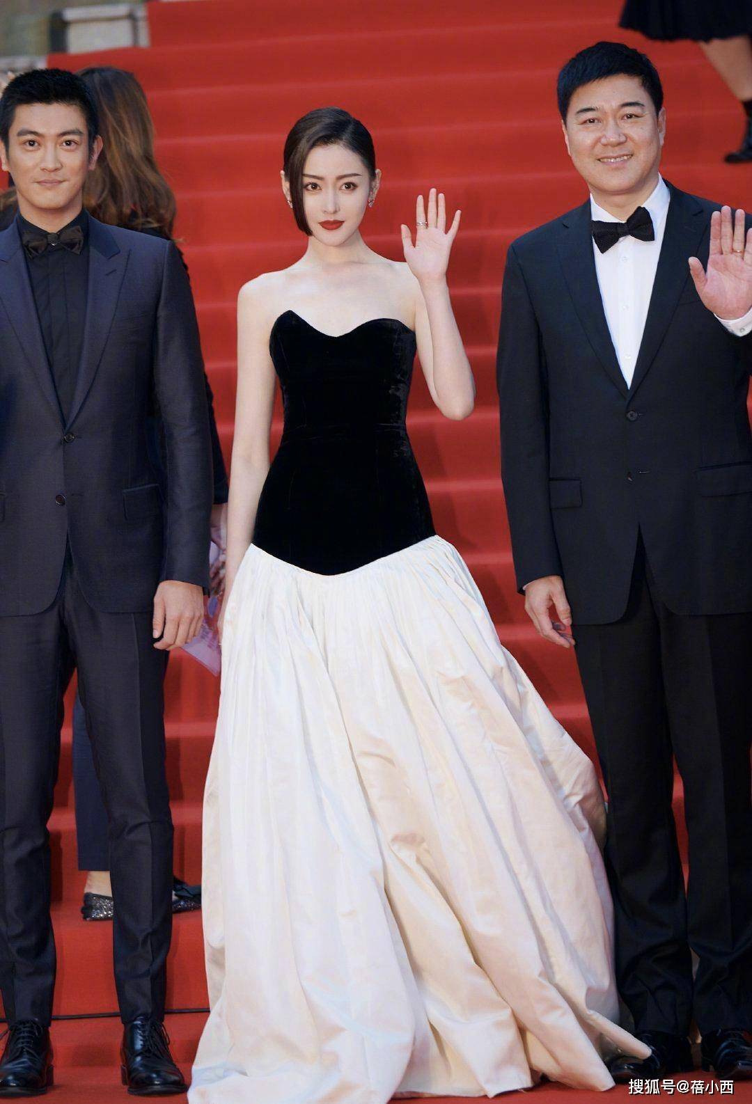 黑色|赵露思如此低调!看完了她的机场穿搭,你才会惊呼黑白配真高级