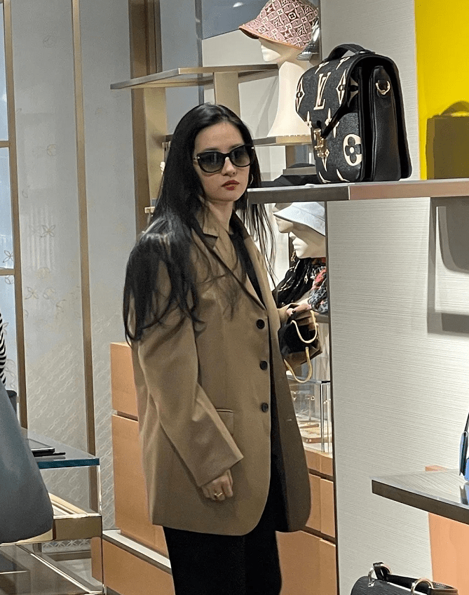 大地|刘亦菲真看得起自己,穿显胖衣服出门逛街买奢侈品,越来越接地气