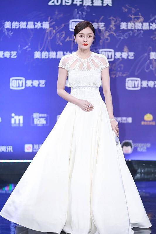 颜色|“冻龄美女”秦岚身穿一袭白色长裙，优雅大气，真不像40多岁