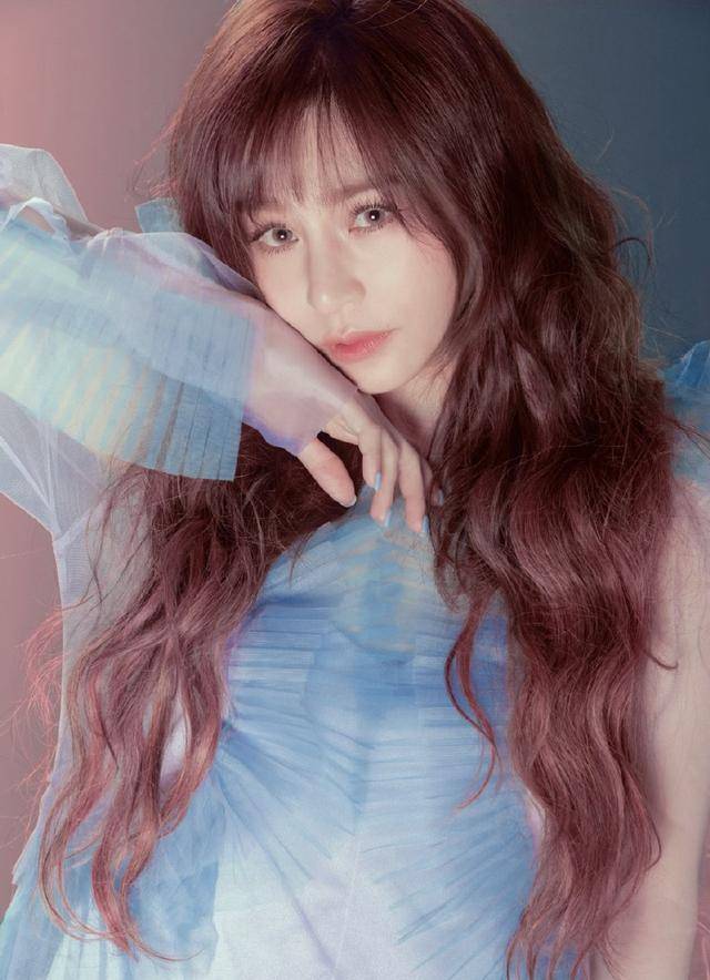 黑色|王心凌和杨丞琳同台,都穿黑白配没有年龄差距,减龄漂亮