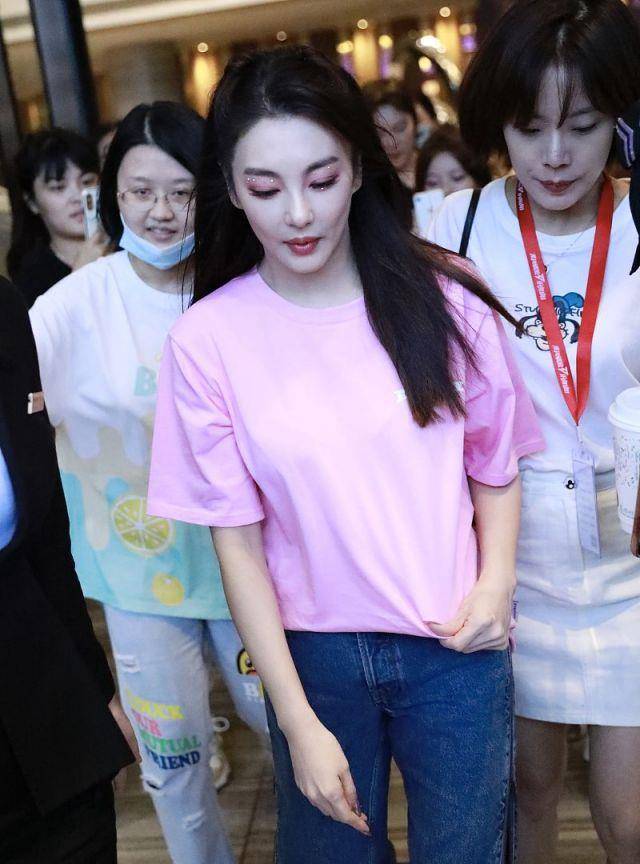 颜色|张雨绮的时尚好简单，简单T恤穿出少女感，精致时髦挺耐看