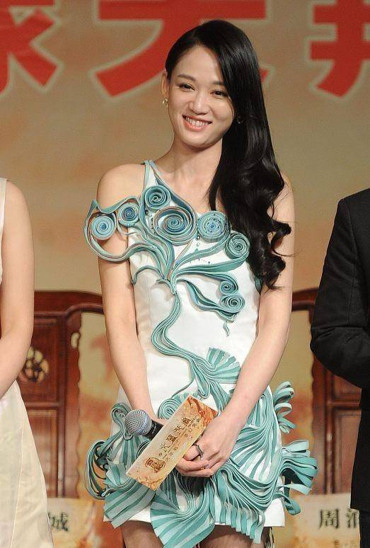 陈乔恩|陈乔恩太懂少女风了，穿礼服都这么可爱，笑起来还有点呆呆的