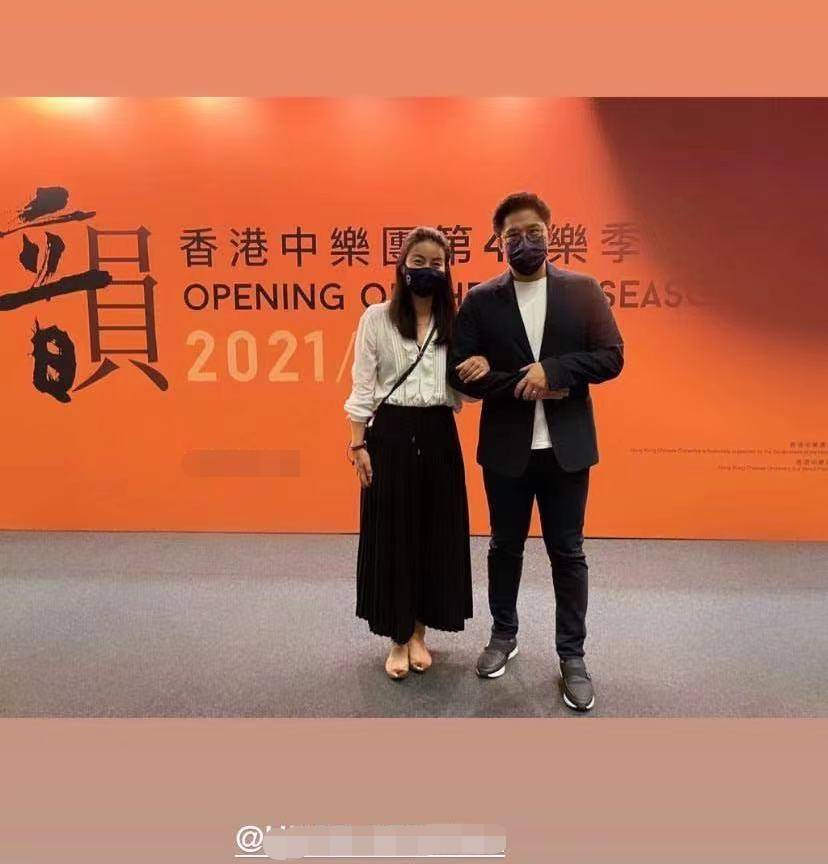 都成|霍启刚郭晶晶提前过中秋,甜蜜挽手看音乐会,女方穿裙装气质优雅