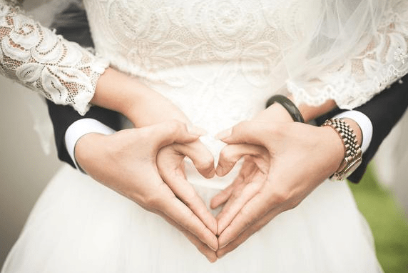 大儿子|45岁张阿姨产下二胎，这可把大儿子气坏了，直接与母亲断绝关系