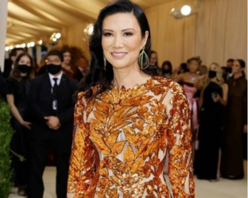 土豪|邓文迪太土豪！礼服铺满亮片口罩也贴金，52岁与小鲜肉仍有绯闻