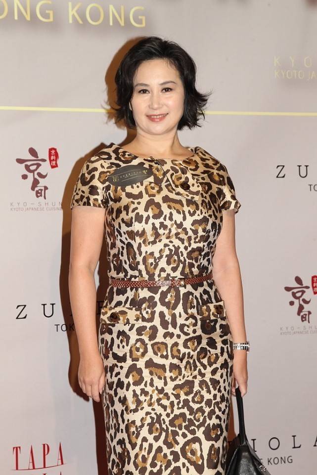 金色|赌王女儿真是自带气场，何超琼虽然脸上有点皱纹，但真挺有韵味