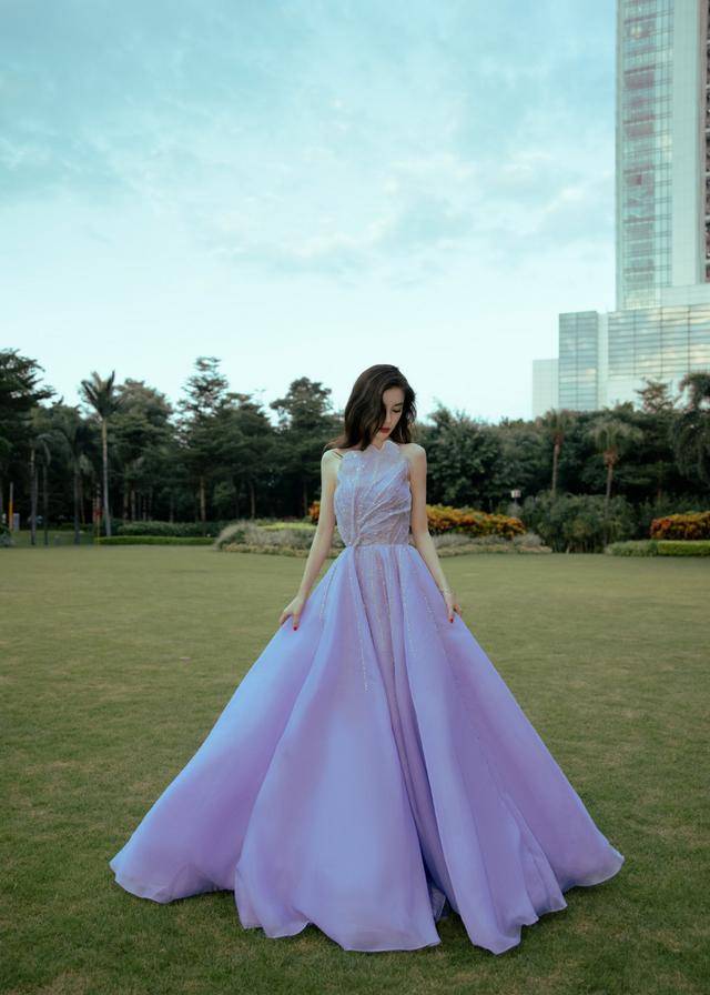 一身|又被Angelababy惊艳了！一袭紫色薰衣草长裙高贵精，美成小精灵