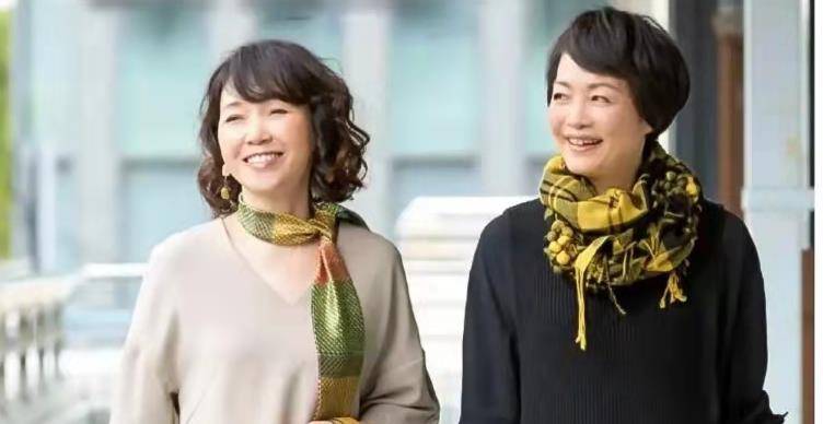 发型|五六十岁的女人，过年烫发建议选这三款发型，时髦减龄又好打理
