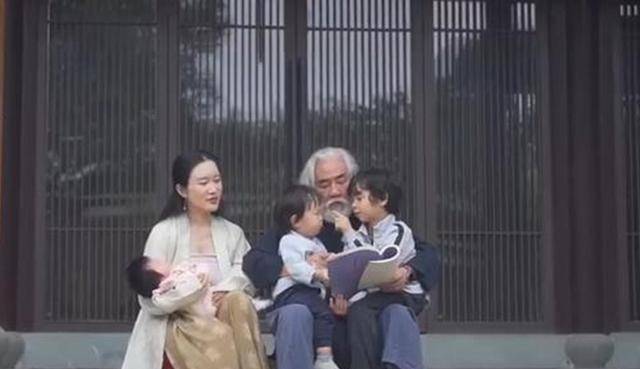 设计|张纪中太幸福！混血儿子给他洗脚，43岁女儿穿衣时髦大后妈4岁