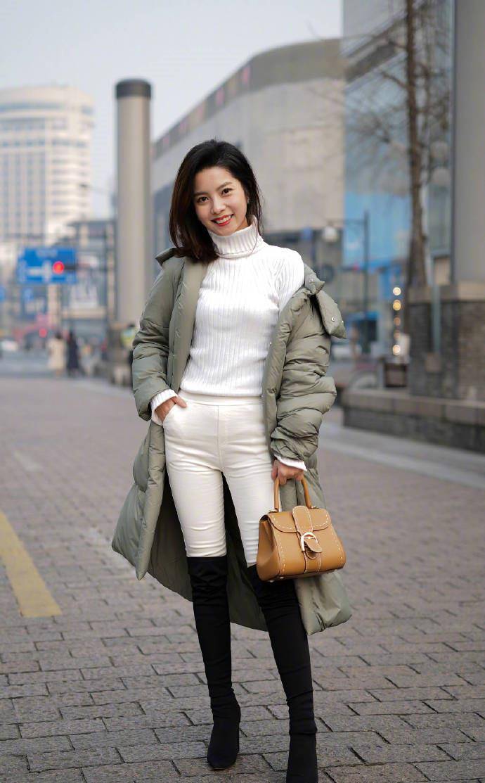 颜色|女人再懒也别总穿短靴出门，今年流行穿这双“靴子”，时髦显腿细