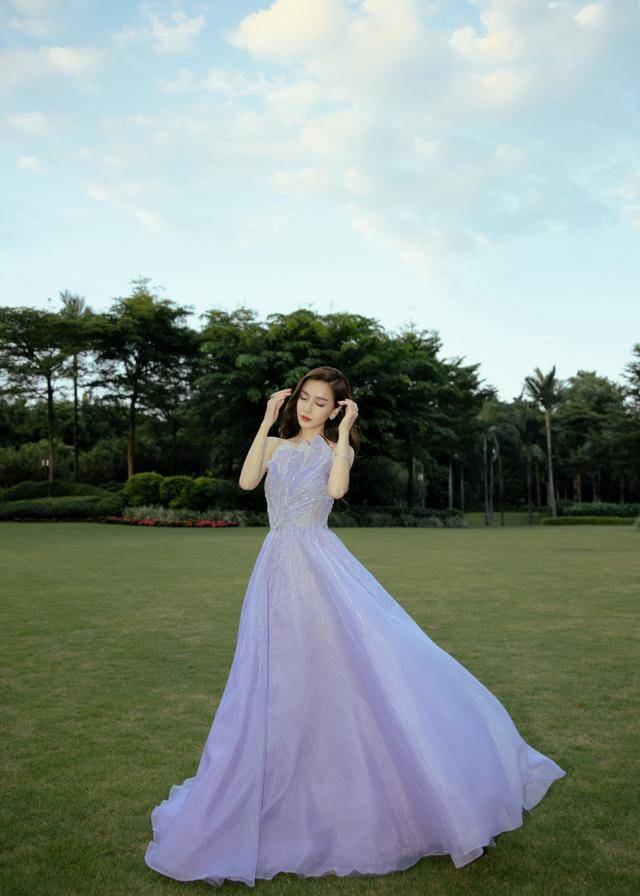 一身|又被Angelababy惊艳了!一袭紫色薰衣草长裙高贵精,美成小精灵