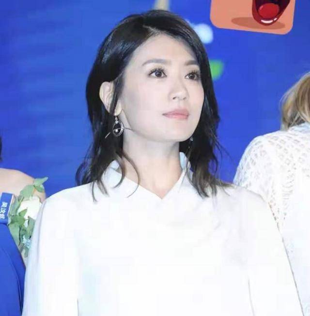 贾静雯|贾静雯确实老了，拼色衬衫配牛仔裤很大气，却被颈纹暴露真实状态