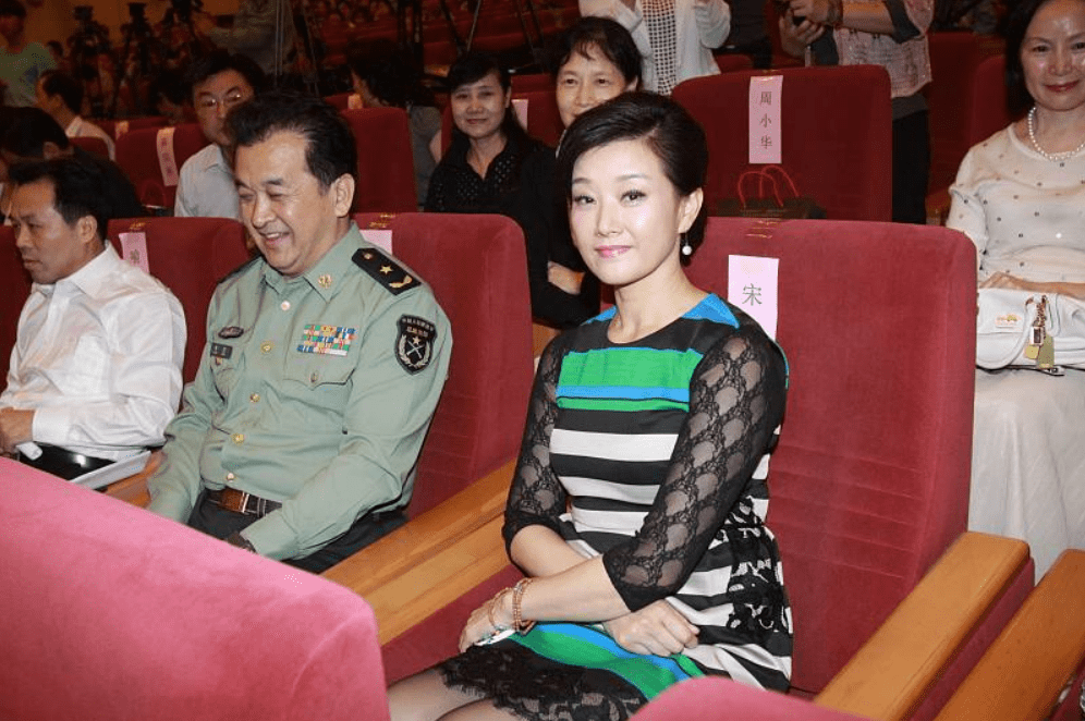 黑色|虽然宋祖英的年纪有点大,但看脸就像30岁一样,穿撞色服装太嫩了