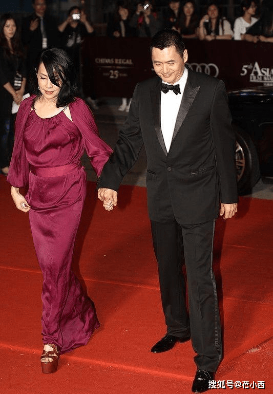 黑色|周润发和陈荟莲携手亮相，穿黑色西装+暗红色礼服，夫妻默契满分