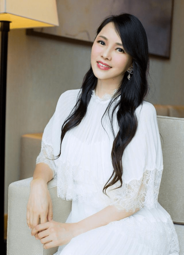 前夫|会保养的女人真有优势，伊能静与前夫的孩子牵手出门，感觉像姐弟