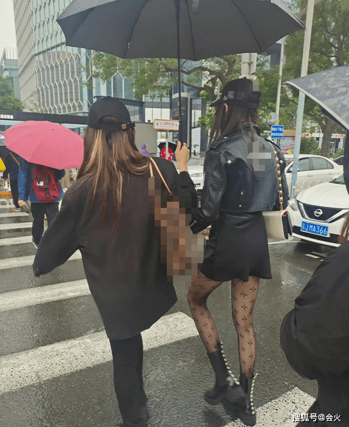 网络|关晓彤逛街被偶遇，穿黑丝脚踩皮靴走性感风，衣服平价被嘲造型土
