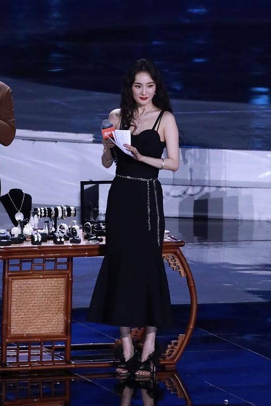 粉色|杨幂手拿“温柔纸”，看穿搭确实挺温柔，穿淡粉色礼服，温柔优雅