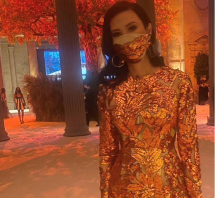 土豪|邓文迪太土豪！礼服铺满亮片口罩也贴金，52岁与小鲜肉仍有绯闻