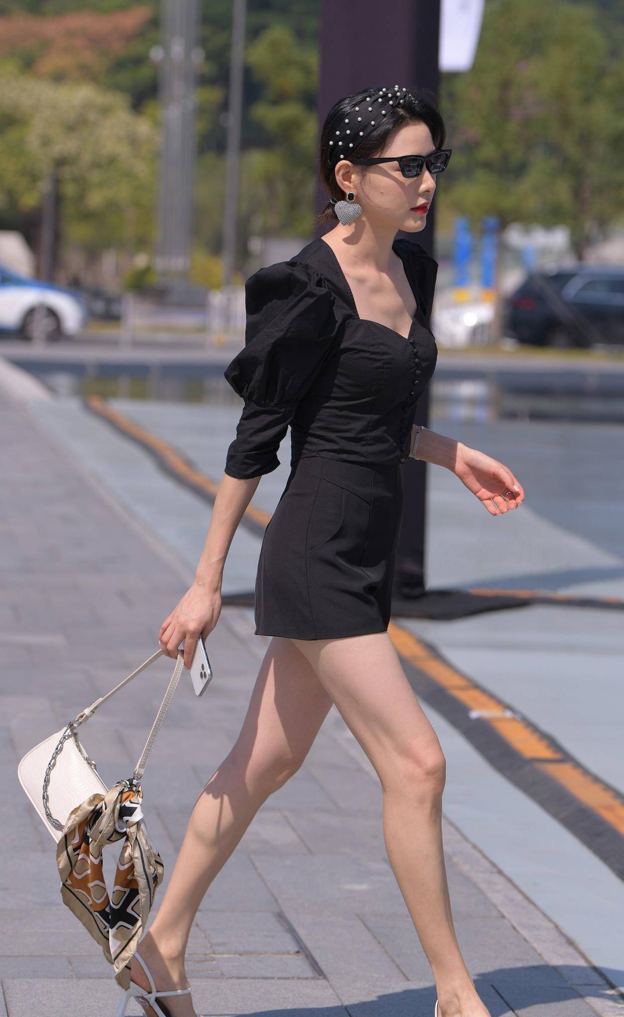 颜色|暖冬，美女用黑色方领泡泡袖上衣搭配黑色短裤，显高显瘦又时髦