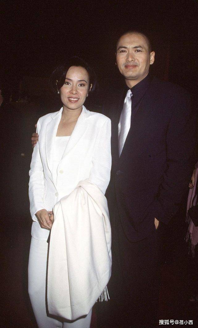 黑色|周润发和陈荟莲携手亮相，穿黑色西装+暗红色礼服，夫妻默契满分