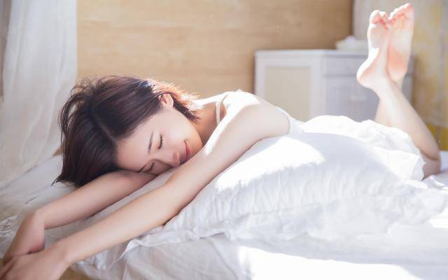 我们不可以在电影院中做什么 另一只手伸进了我的衣裳