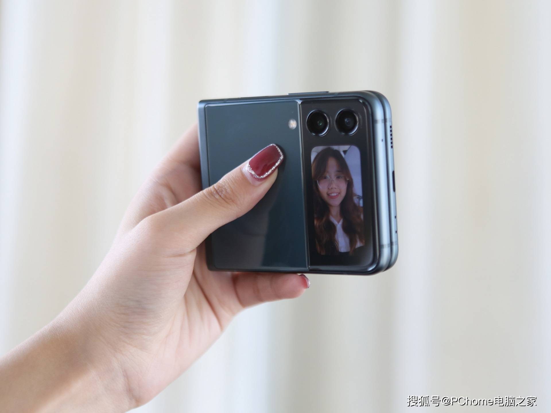 后置摄像头|三星Galaxy Z Flip3 5G体验 立式交互模式告别手持