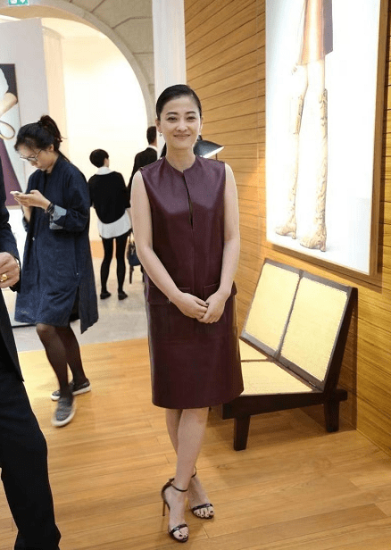 皮质|梅婷宝刀不老，难驾驭的直筒皮裙都能穿出贵妇感，中间开缝很个性