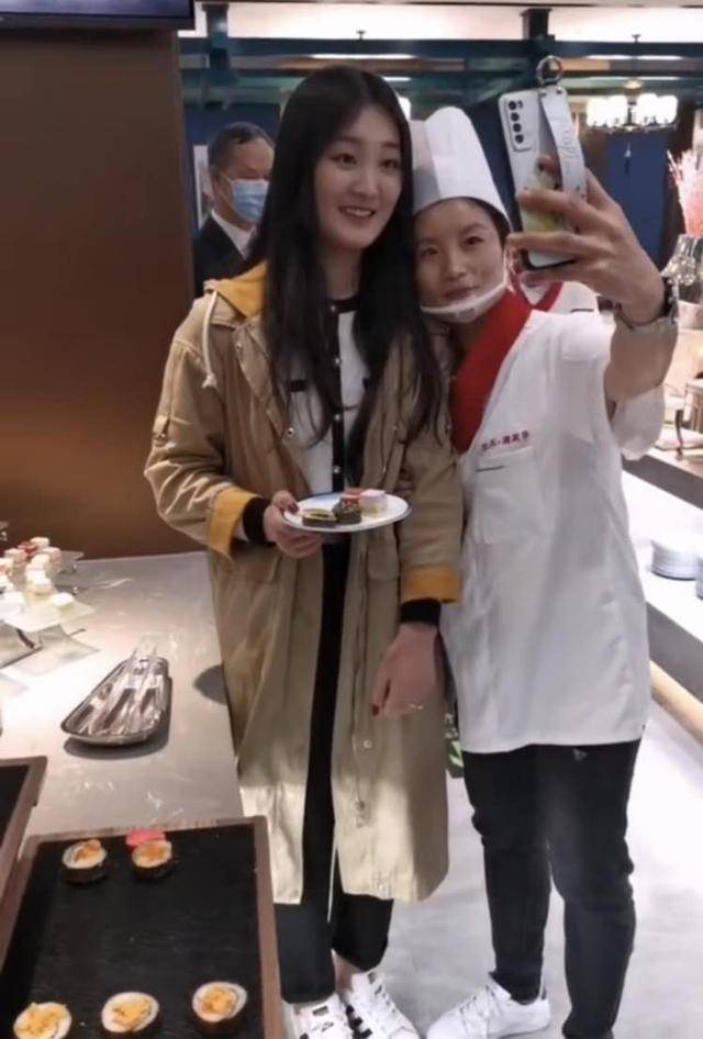 马甲|太急于求成了!大衣哥儿媳带货首秀全程话少,穿衣也没以前时髦了