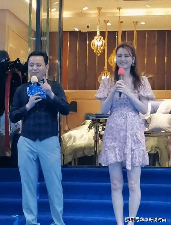 洪欣|洪欣中秋不忘捞金，穿粉裙站店，五十岁依旧少女身
