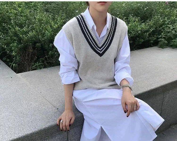 出圈|张小斐带火一种新穿法“衬衣+爷爷衫”，时髦减龄，刘雯也上头了