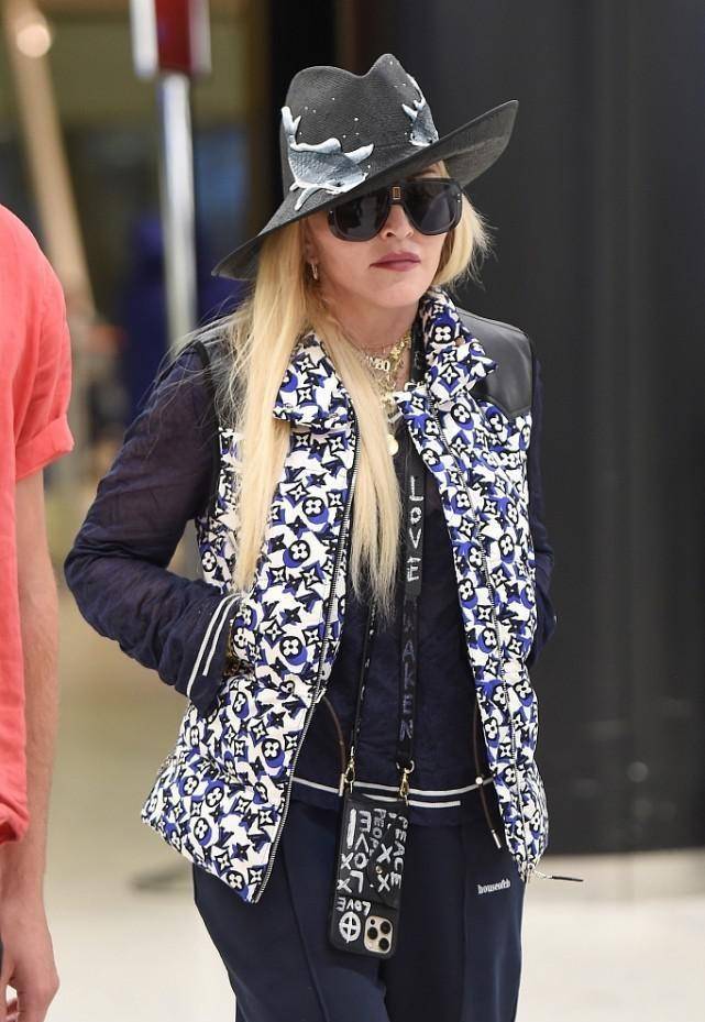 麦当娜|63岁麦当娜没把自己当老人，抹胸连体裤配渔网袜，头戴白纱好神秘