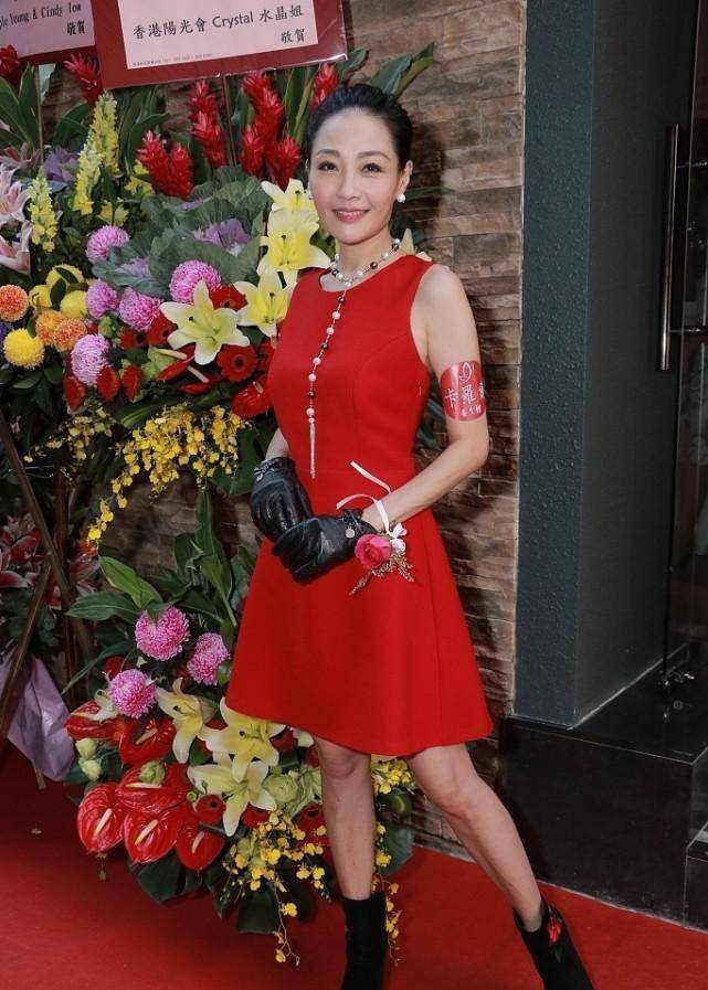 凹凸|56岁杨玉梅风韵犹存,穿紧身花裙身材凹凸有致,复古波浪发好妩媚