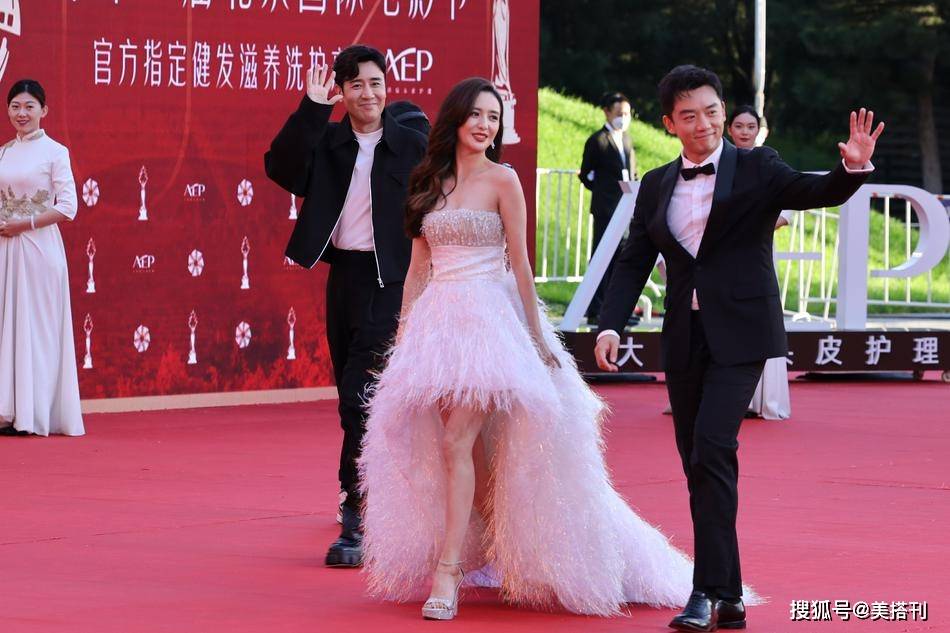 周冬雨|北影节群星荟萃！baby大红裙超惊艳，周冬雨瘦过了，巩皇气场无敌