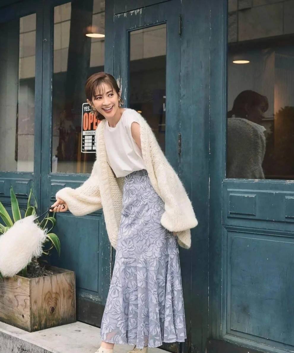 颜色|年过40的女人穿半身裙，记住这“三穿三不穿”，造型高级又优雅