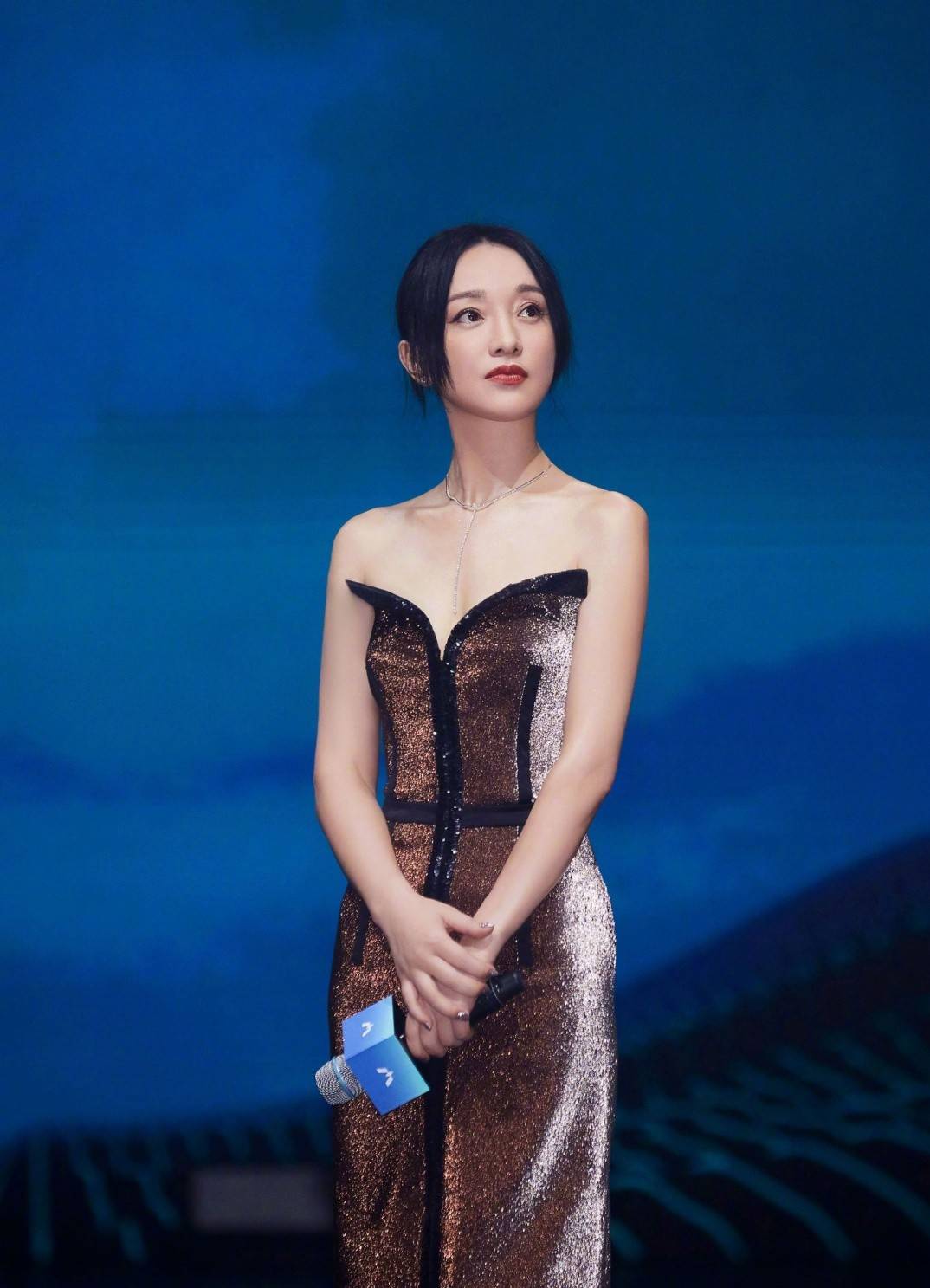 状态|周迅哪像是阿姨辈？穿抹胸裙状态似少女，就是平板身材有些吃亏