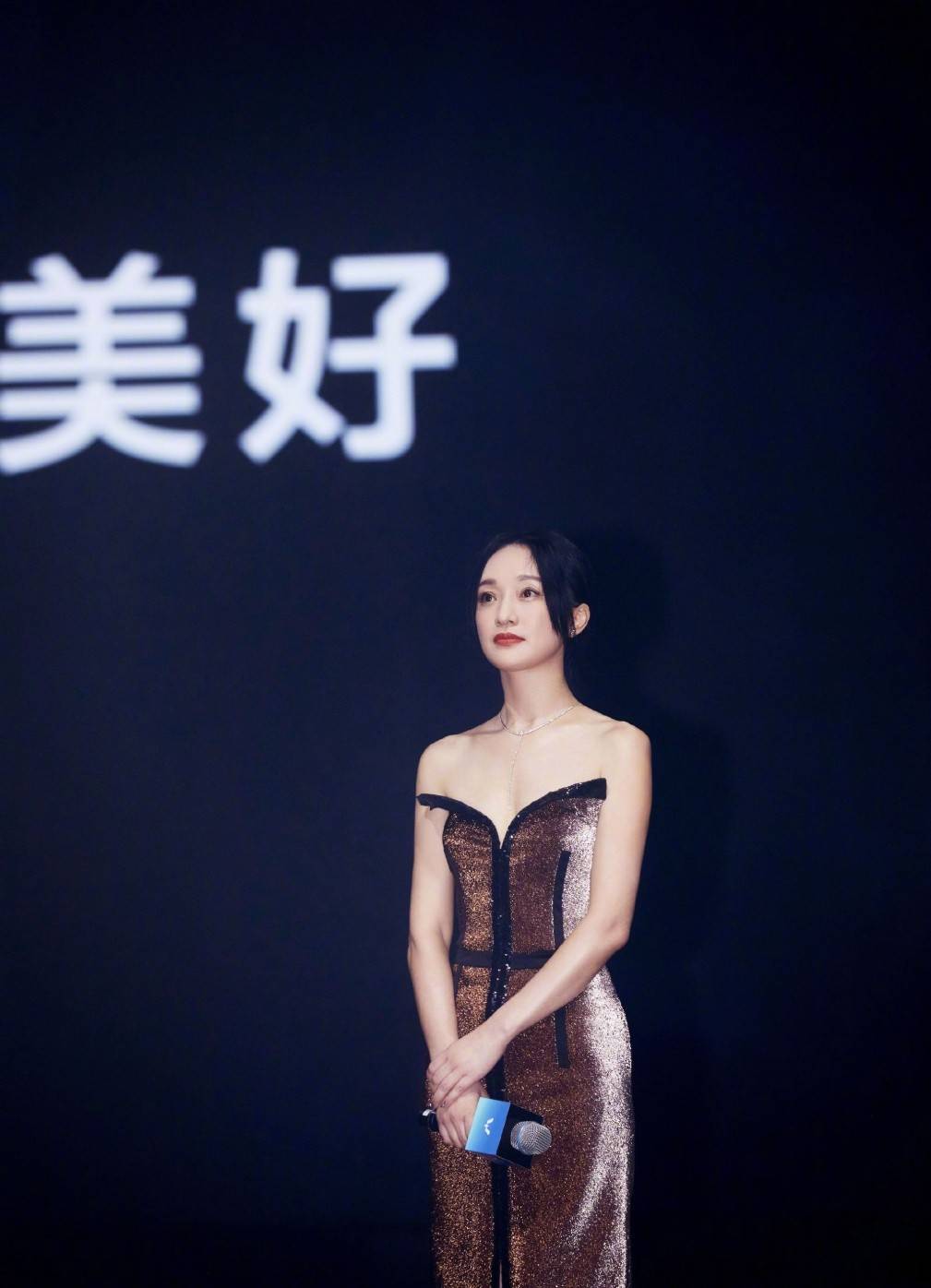 状态|周迅哪像是阿姨辈？穿抹胸裙状态似少女，就是平板身材有些吃亏