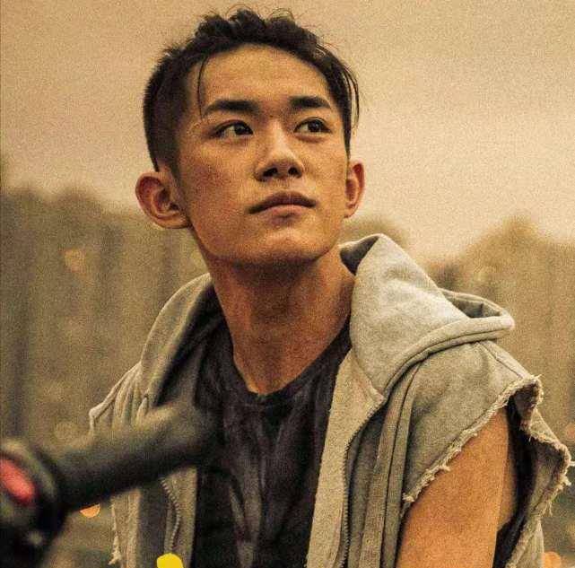 演技|男演员电影一番成绩排行,易烊千玺李易峰亮眼,第一名断层领先