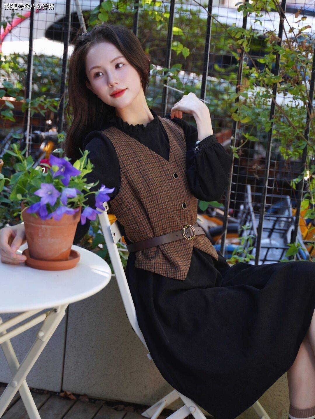 黑色|秋天，“马甲”的高级穿法是这样的，搭配黑色连衣裙优雅精致