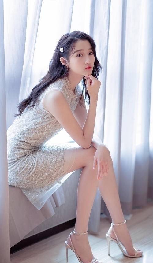 满分|网友偶遇关晓彤逛街，黑丝大长腿性感满分，穿搭和杨幂越来越像