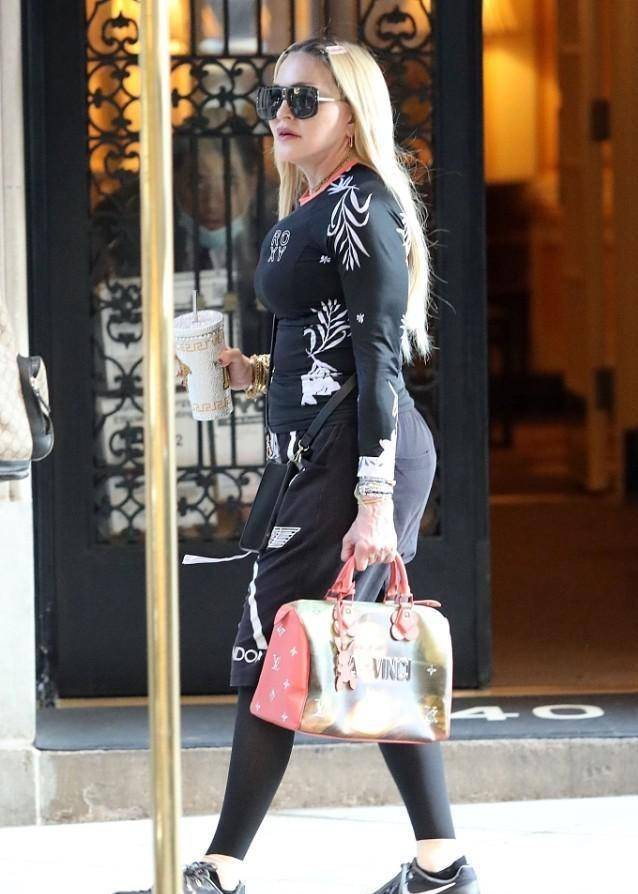 麦当娜|63岁麦当娜没把自己当老人，抹胸连体裤配渔网袜，头戴白纱好神秘