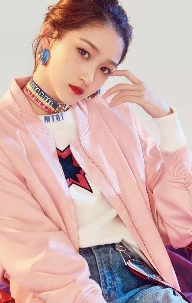 满分|网友偶遇关晓彤逛街，黑丝大长腿性感满分，穿搭和杨幂越来越像