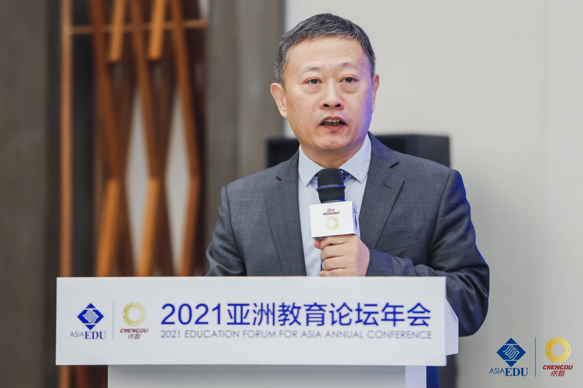 赵建华致辞并主持第一阶段主旨演讲联合国教科文组织高等教育创新中心