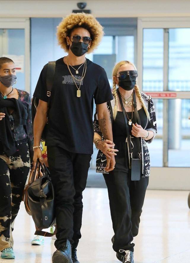 麦当娜|63岁麦当娜没把自己当老人，抹胸连体裤配渔网袜，头戴白纱好神秘