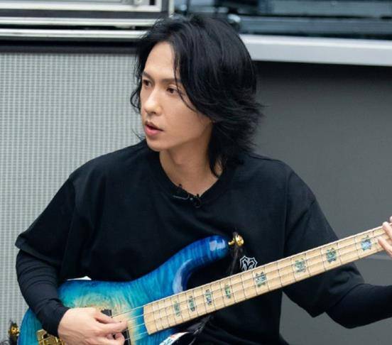 他长得像木村拓哉参加综艺被关注唱功好还很宠老婆