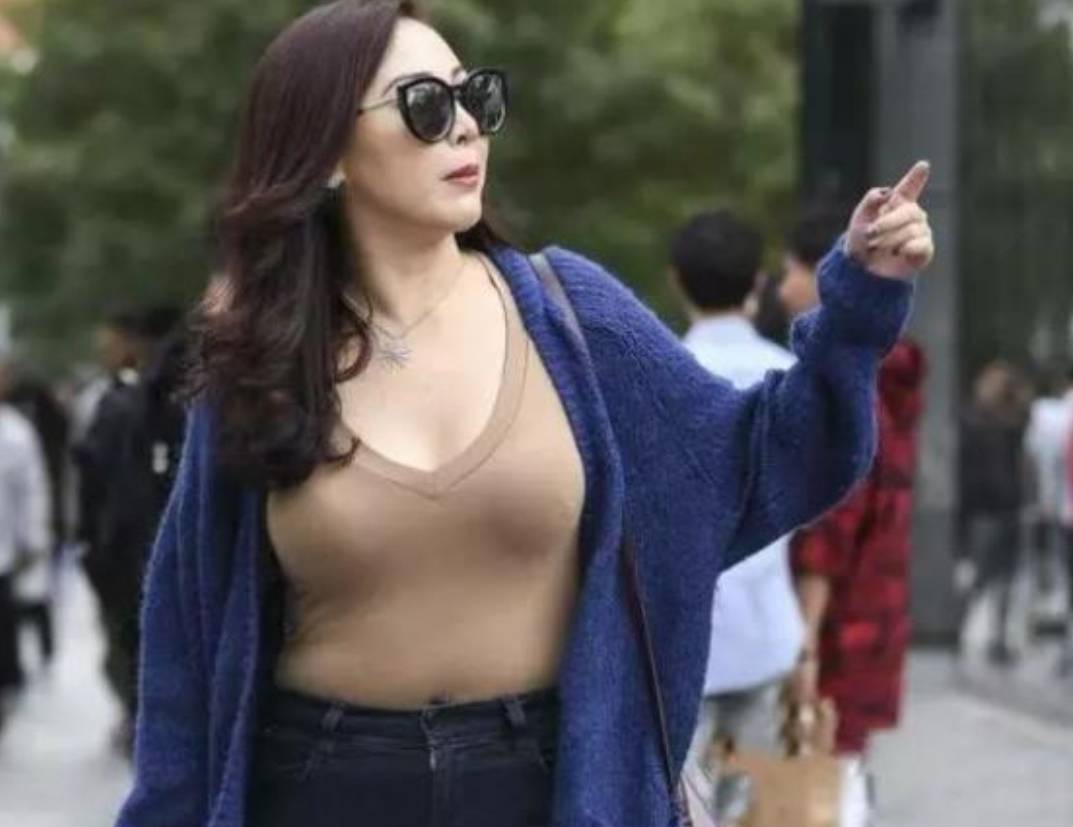 因为 95后宝妈接娃穿着“时尚”，孩子却被同学嘲笑：你妈穿的啥？