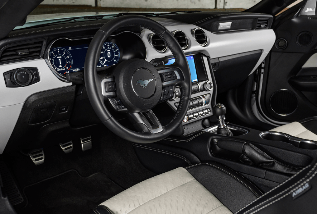 肌肉跑车可能是所有跑车里面价格相对比较亲民的,内饰也是最素的.