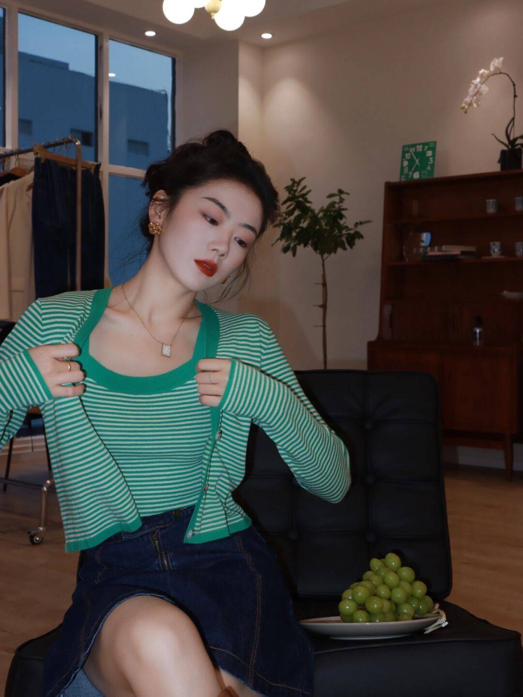 条纹|秋天，这样穿“条纹衫”才高级洋气，搭配牛仔裤舒适日常又减龄