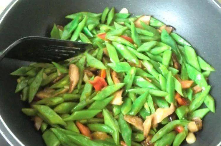 扁豆角的家常做法简单版 f4777e3b4425456a8d00427407136dbe.jpeg